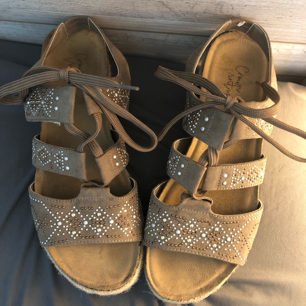 Crown vintage studded brown platform sandals!